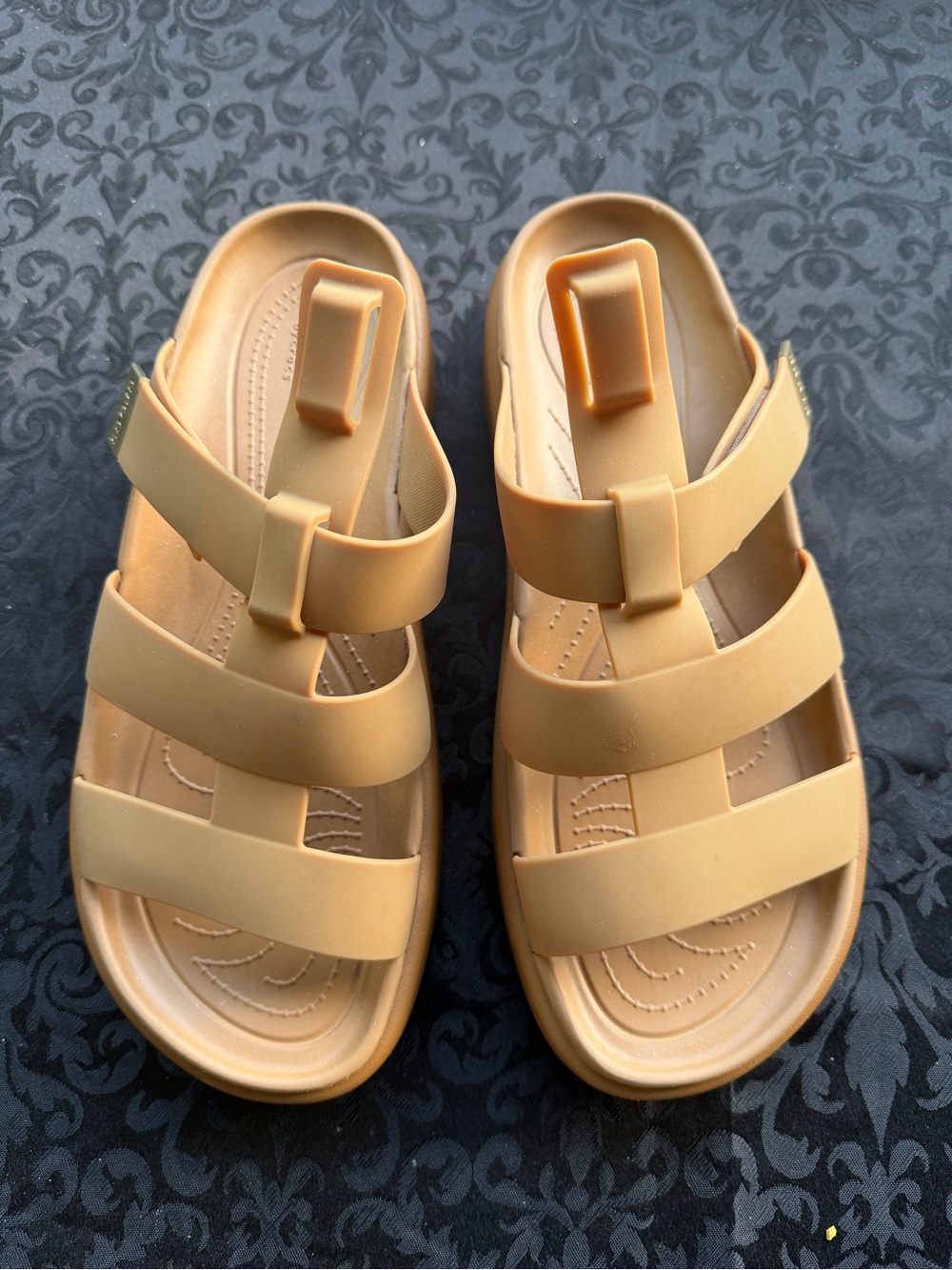 NWOT  Womens Crocs Brooklyn Luxe Gladiator
Sandal -Tan size 11
No ankle straps